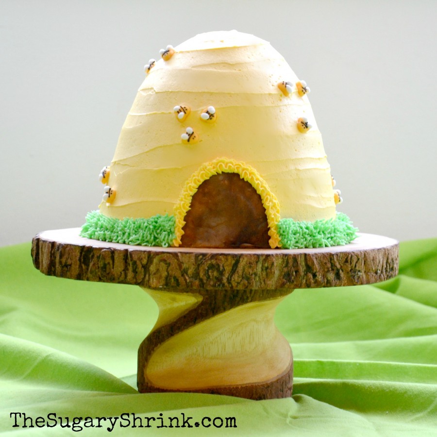 beehive cake with bees insta 1